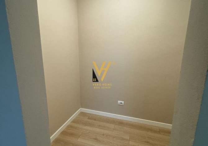 Ambiente Commerciale in Affitto 3+1 a Tirana - 1,400 Euro