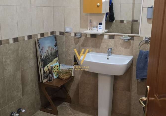 Shtepi ne shitje Apartament ne Fier, 2+1, Mobilimi E mobiluar, Pagesa 90,000  Euro.