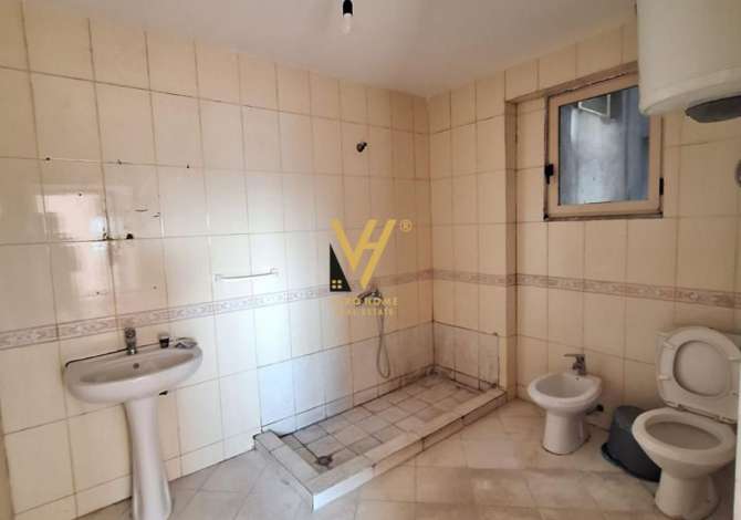 Shtepi ne shitje Apartament ne Fier, 2+1, Mobilimi Bosh, pa mobiluar, Pagesa 70,000  Euro.