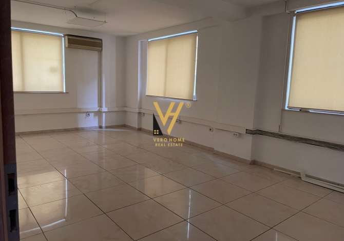 JEPET ZYRE 300 M2 ME QERA TE RRUGA E ELBASANIT 2.000 EURO