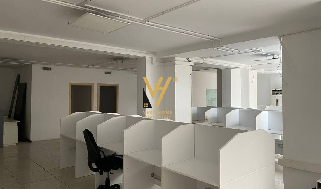 JEPET ZYRE 300 M2 ME QERA TE RRUGA E ELBASANIT 2.000 EURO