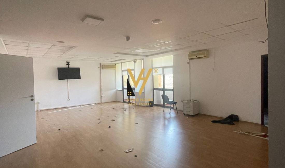 JEPET ZYRE 200 M2 ME QERA NE BLLOK 2.000 EURO