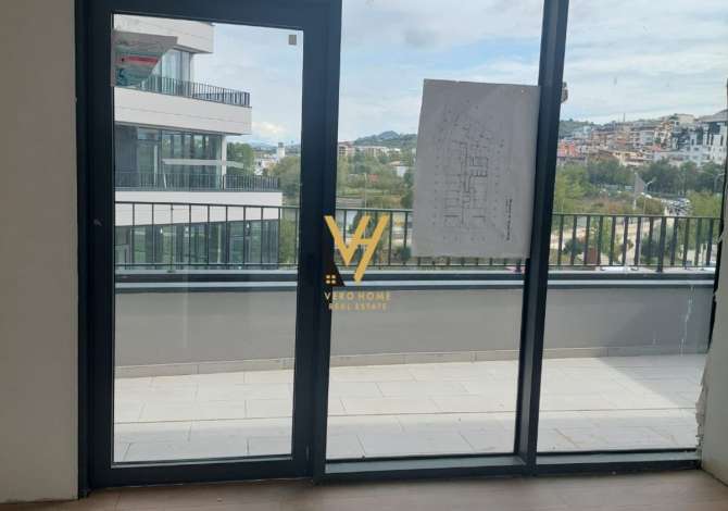 JEPET ZYRE 143 M2 ME QERA TE LAKEVIEW , LIQENI ARTIFICIAL 1.600 EURO