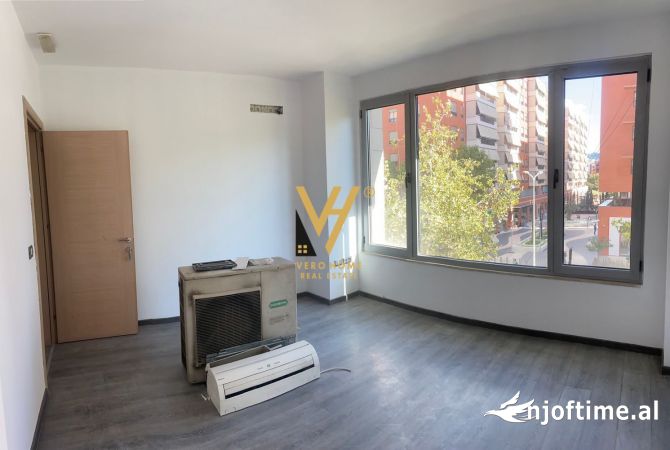 Ambiente Commerciale in Affitto 3+1 a Tirana - 800 Euro