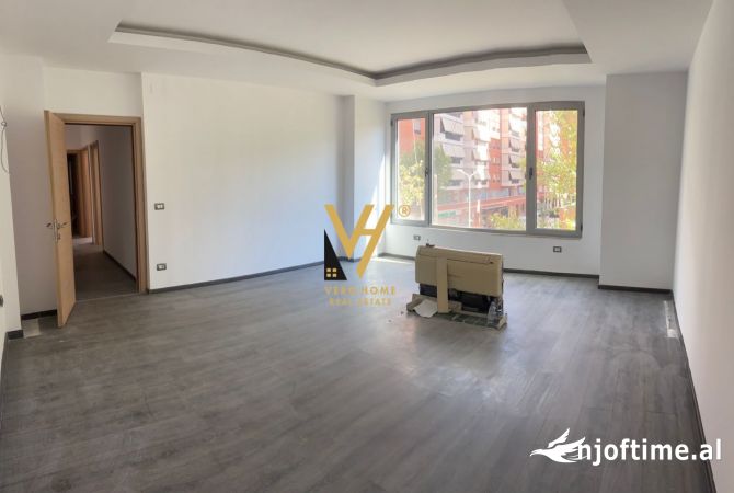 Ambiente Commerciale in Affitto 3+1 a Tirana - 800 Euro