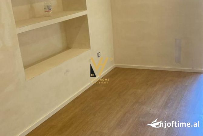 Ambiente Commerciale in Affitto 3+1 a Tirana - 950 Euro