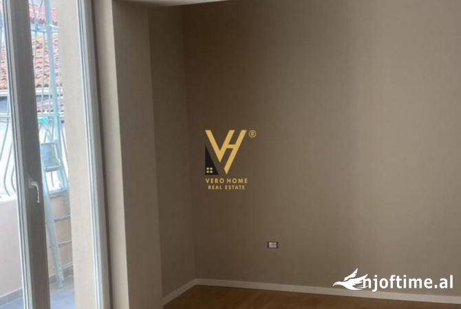 Ambiente Commerciale in Affitto 3+1 a Tirana - 950 Euro