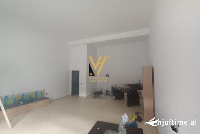 Ambiente Commerciale in Affitto 1+1 a Tirana - 400 Euro
