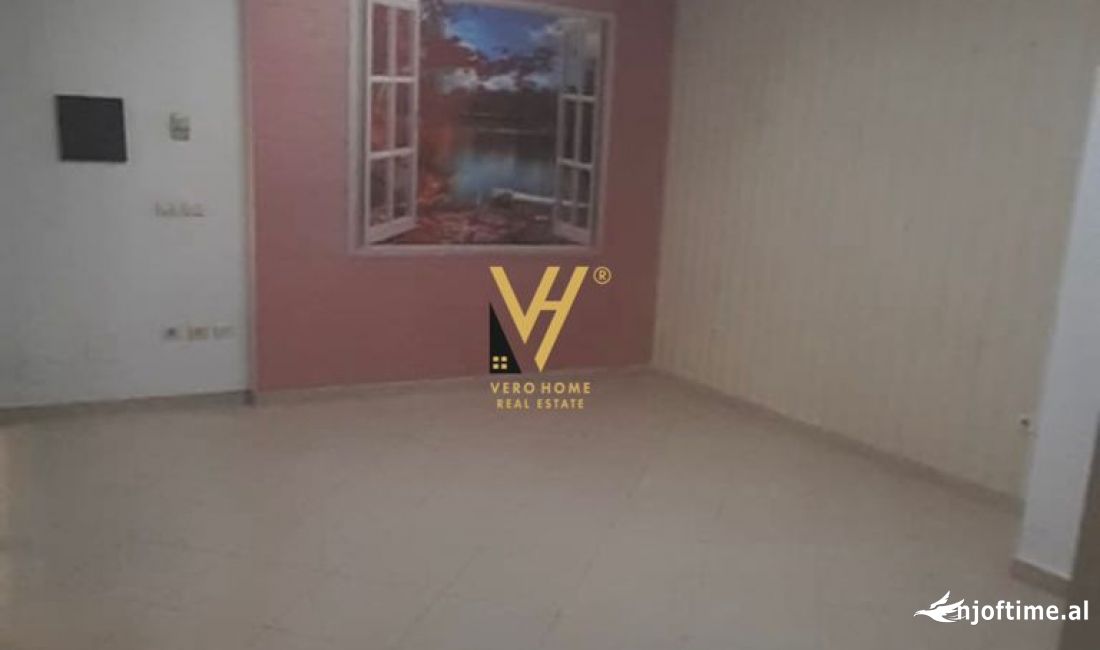 JEPET AMBIENT BIZNESI 26 M2 ME QERA TE CONDOR CENTER 40.000 LEKE