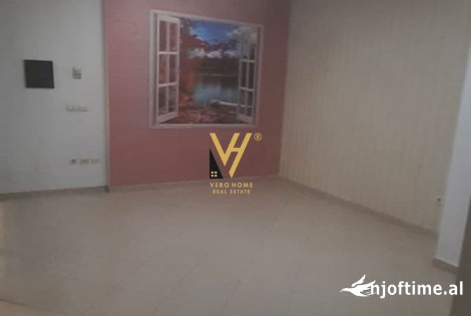 Ambiente Commerciale in Affitto 1+1 a Tirana - 40,000 Leke