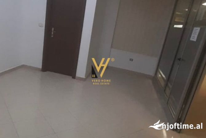 Ambiente Commerciale in Affitto 1+1 a Tirana - 40,000 Leke