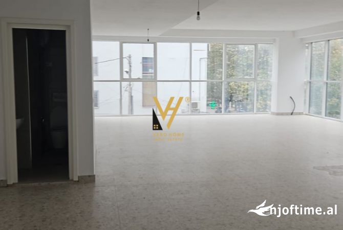 Ambiente Commerciale in Affitto 3+1 a Tirana - 1,700 Euro