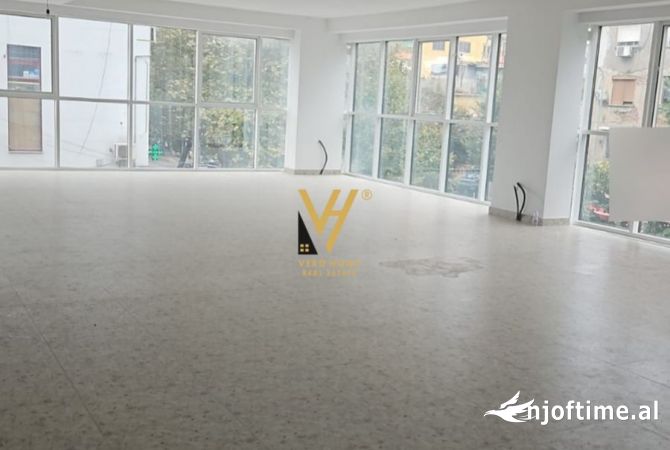 Ambiente Commerciale in Affitto 3+1 a Tirana - 1,700 Euro