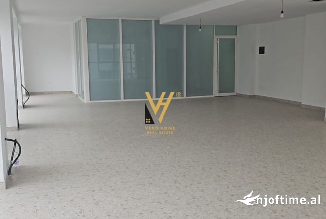 Ambiente Commerciale in Affitto 3+1 a Tirana - 1,700 Euro
