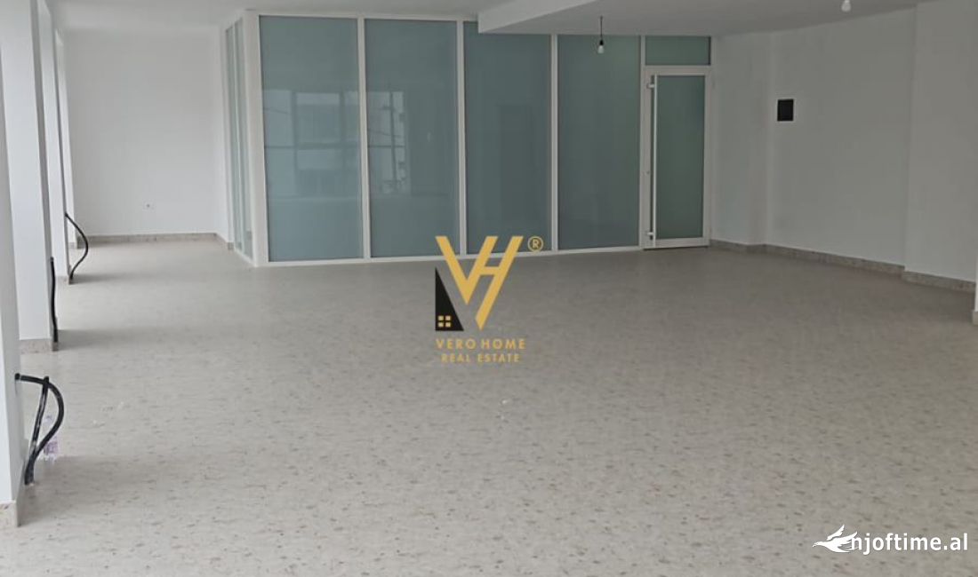 JEPET ZYRE 170 M2 ME QERA TE RRUGA E DIBRES 1.700 EURO