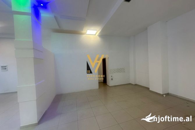 Ambiente Commerciale in Affitto 1+1 a Tirana - 85,000 Leke