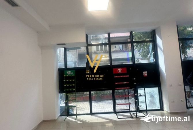 Ambiente Commerciale in Affitto 1+1 a Tirana - 85,000 Leke
