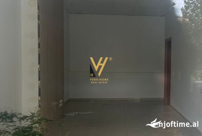 Ambiente Commerciale in Affitto 1+1 a Tirana - 1,000 Euro