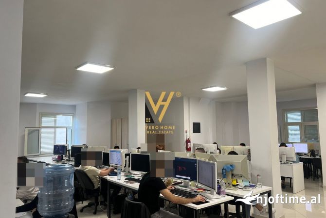 Ambiente Commerciale in Affitto 3+1 a Tirana - 2,000 Euro