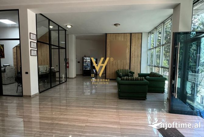 Ambiente Commerciale in Affitto 3+1 a Tirana - 2,000 Euro
