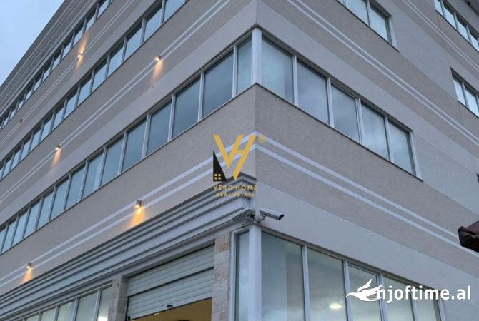 Ambiente Commerciale in Affitto 1+1 a Tirana - 4,000 Euro
