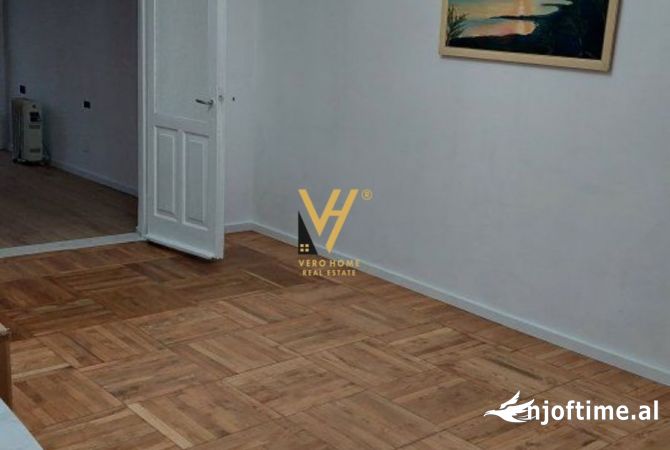 Ambiente Commerciale in Affitto 3+1 a Tirana - 1,200 Euro