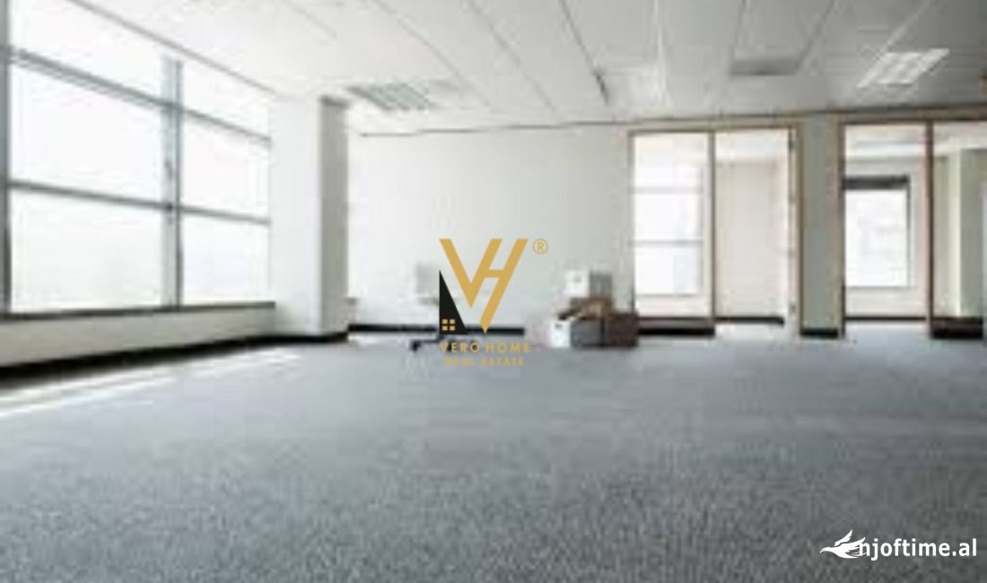 JEPET AMBJENT BIZNESI 40 M2 ME QERA TE RRUGA E BARRIKADAVE 450 EURO