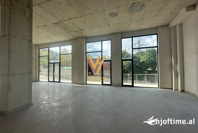 JEPET AMBIENT KOMERCIAL 600 M2 ME QERA NE KOMBINAT 7.200 EURO