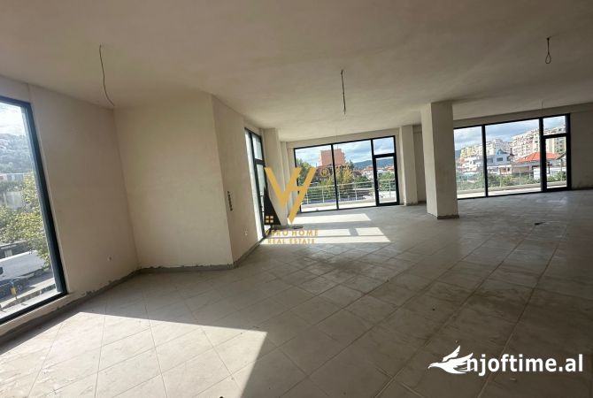 JEPET AMBIENT KOMERCIAL 600 M2 ME QERA NE KOMBINAT 7.200 EURO