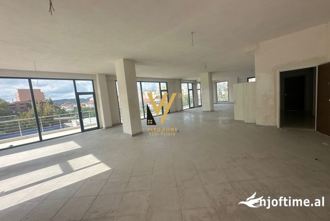 Ambiente Commerciale in Affitto 1+1 a Tirana - 7,200 Euro