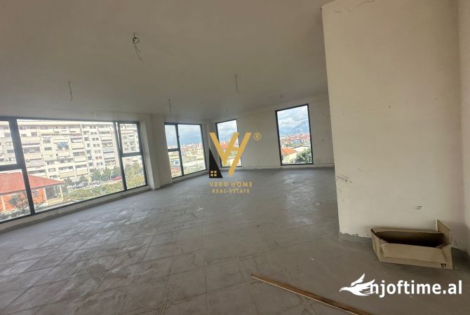 Ambiente Commerciale in Affitto 1+1 a Tirana - 7,200 Euro