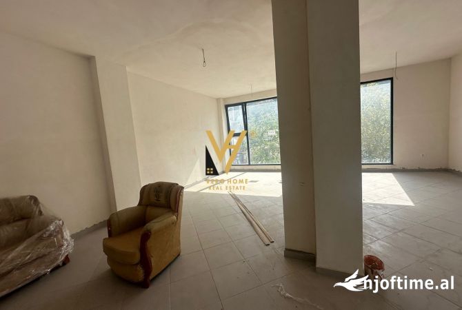 JEPET AMBIENT KOMERCIAL 600 M2 ME QERA NE KOMBINAT 7.200 EURO