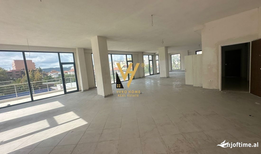 JEPET AMBIENT KOMERCIAL 600 M2 ME QERA NE KOMBINAT 7.200 EURO