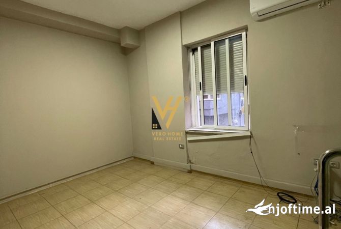 JEPET ZYRE 140 M2 ME QERA NE BLLOK 1.500 EURO