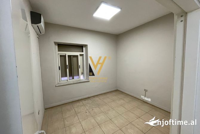 Ambiente Commerciale in Affitto 3+1 a Tirana - 1,500 Euro