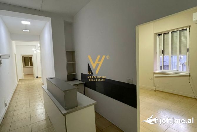Ambiente Commerciale in Affitto 3+1 a Tirana - 1,500 Euro