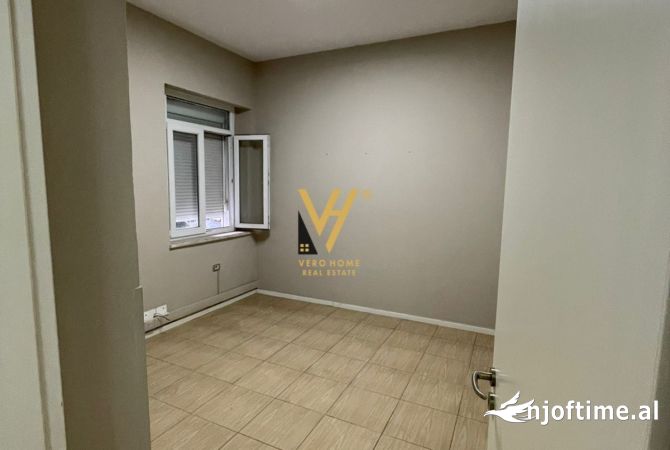 Ambiente Commerciale in Affitto 3+1 a Tirana - 1,500 Euro