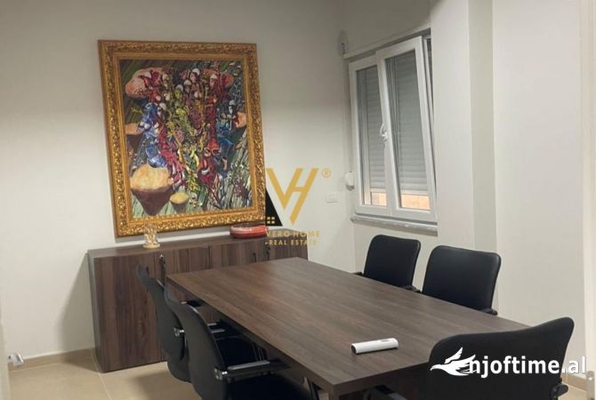 Ambiente Commerciale in Affitto 3+1 a Tirana - 1,800 Euro