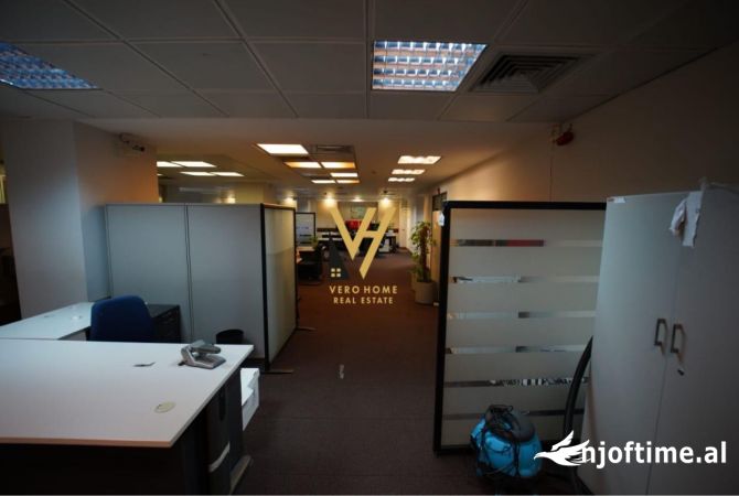 Ambiente Commerciale in Affitto 3+1 a Tirana - 12,000 Euro