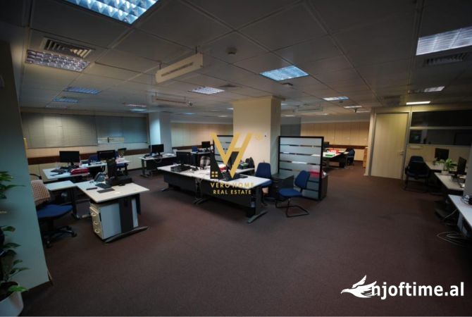 Ambiente Commerciale in Affitto 3+1 a Tirana - 9,300 Euro