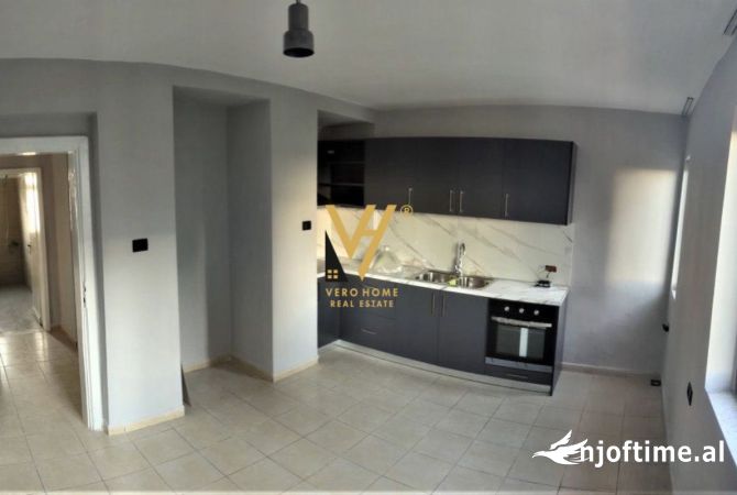 Ambiente Commerciale in Affitto 3+1 a Tirana - 400 Euro