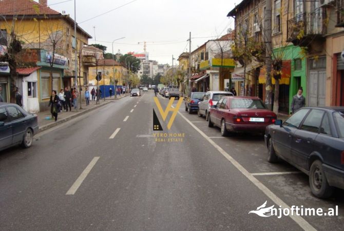 Ambiente Commerciale in Affitto 1+1 a Tirana - 70,000 Leke