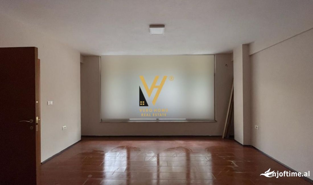 JEPET AMBJENT BIZNESI 100M2 ME QERA TE STACIONI I TRENIT 800 EURO