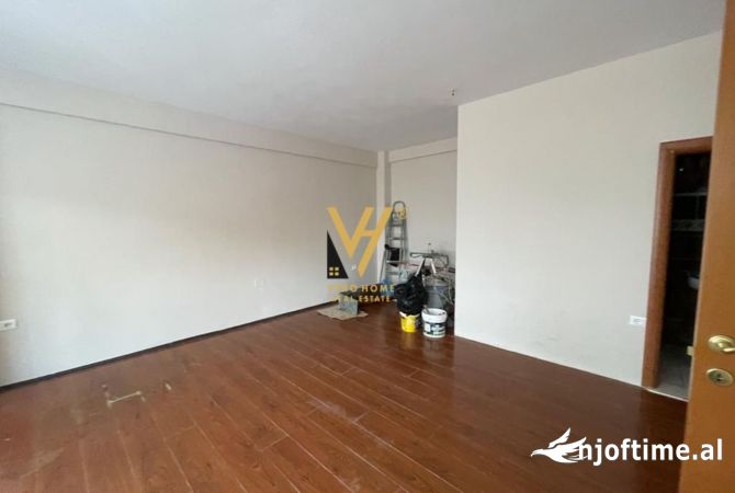 Ambiente Commerciale in Affitto 3+1 a Tirana - 800 Euro