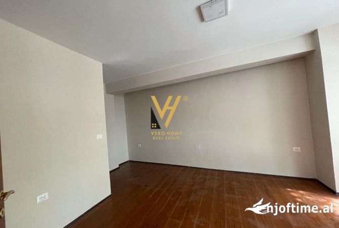 Ambiente Commerciale in Affitto 3+1 a Tirana - 800 Euro