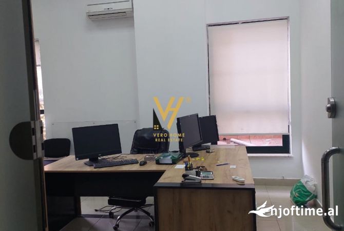 Ambiente Commerciale in Affitto 3+1 a Tirana - 450 Euro