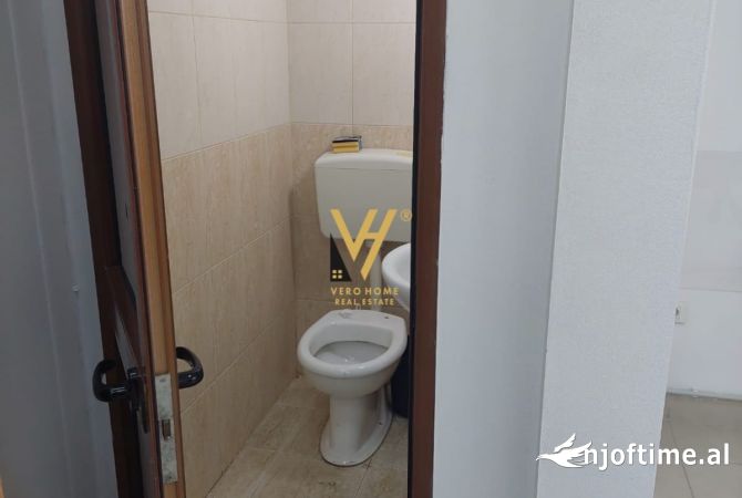 Ambiente Commerciale in Affitto 3+1 a Tirana - 450 Euro