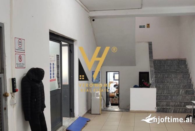 Ambiente Commerciale in Affitto 4+1 a Tirana - 4,000 Euro