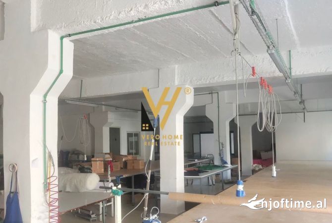 Ambiente Commerciale in Affitto 4+1 a Tirana - 4,000 Euro