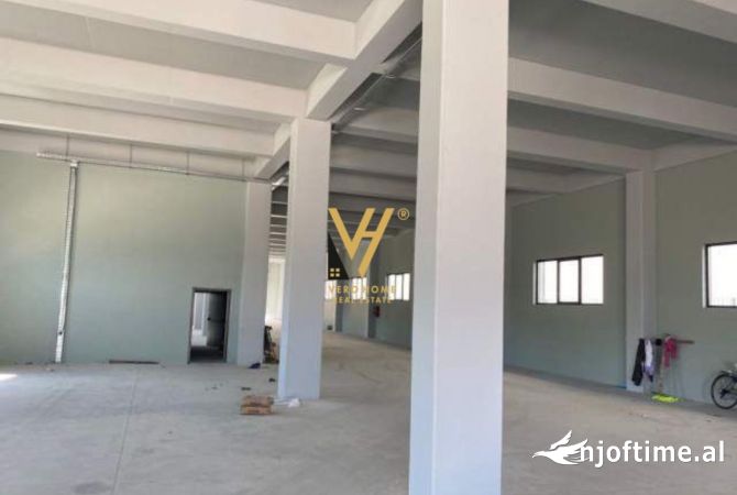 Ambiente Commerciale in Affitto 4+1 a Tirana - 1,200 Euro